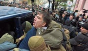 Ukrainische Sicherheitsbeamte zerren Michail Saakaschwili in einen Kleinbus. (Bild: Ewgeniy Maloletka/AP (Kiew, 5. Dezember 2017))