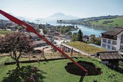 Glimpflich ausgegangen: Blick auf das Erdloch. (Bild: Alexandra Wey/Keystone (Küssnacht, 21. September 2017))