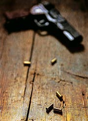 Die Tatwaffe kann zum Täter führen. Aber meistens ist es dann doch nicht so einfach, den Fall zu lösen. (Bild: Getty)