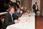Sie informierten die Gemeinden am 5. Dezember über das Projekt (von links): Stefan Flury (Kantonsingenieur UR), Markus Züst (Baudirektor UR), Othmar Reichmuth (Baudirektor SZ), Daniel Kassubek (Kantonsingenieur SZ) und Emil Woodtli (Gesamtprojektleiter). (Bild: PD)