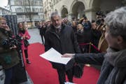 CVP-Kantonsrat Erwin Arnold auf dem Weg ins Parlamentsgebäude. (Bild: Dominik Wunderli (Luzern, 4. Dezember 2017))