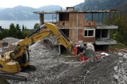 Steht am flaschen Ort: Rohbau in Hergiswil. (Bild Kurt Liembd/Neue NZ)