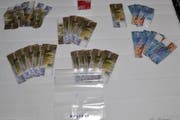 Die Polizei stellte rund 30'000 Franken Bargeld sicher. (Bild: Zuger Polizei)