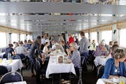 Die Mitglieder nutzten das gemeinsame Frühstück auf dem Schiff auch zum Meinungsaustausch und zum Netzwerken. (Bild: PD)