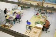 Blick in eine Werkstätte der Stiftung Brändi. (Archivbild: Manuela Jans-Koch)