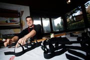 Yves Schmid von der Zuger Pfadi hilft bei der Produktion von «Bon-Walkers». (Bild Stefan Kaiser/Neue ZZ)