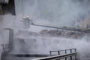 Feuerwehrleute bei den Löscharbeiten in Sattel. (Bild: KEYSTONE/Alexandra Wey))
