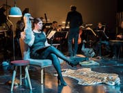 Der Schwan muss warten: Sarah Alexandra Hudarew als charismatische Erzählerin im «Carneval des animaux». (Bild: Luzerner Theater/Ingo Höhn)