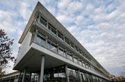 Hier herrscht schlechte Stimmung: Das Schulhaus Städtli 2 in Cham. (Bild: Stefan Kaiser / Neue ZZ)