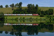 Ein Zug der SBB am Rotsee entlang. Der Bundesrat fordert den Kanton Luzern auf, ein zweites Gleis am Rotsee zu prüfen. (Bild: Keystone / Urs Flüeler)
