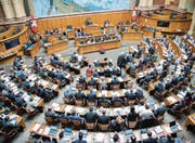 Im Jahr 2015 hielten die Schweizer Parlamentarier im Durchschnitt sieben Mandate. (Bild: Anthony Anex/Keystone (Bern, 4. Mai 2017))