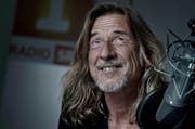 «Ich mag Menschen, die nicht nur rational ticken.» Zu später Stunde verwickelt Ralph Wicki von seinem Sendepult aus Menschen in gefühlvolle Gespräche. (Bild: Pius Amrein / Neue LZ)