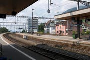 Beim Bahnhof Arth-Goldau hat Stefanie Rast aus Greppen den Mann vor dem herannahenden Zug gerettet. (Bild: Keystone)