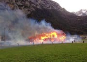 Der Pferdestall steht in Vollbrand. (Bild: Kapo Uri)