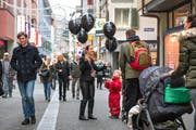 Nicht nur Online, auch auf der Strasse wird für den Black Friday geworben.Bild: Dominik Wunderli (Luzern, 25. November 2016)