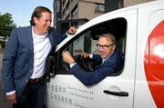 Patrick Schätzle (links) und Beat Lötscher (im Auto) nehmen die Herausforderungen des Energiewandels nun gemeinsam in Angriff. Die Schätzle AG ist neue Mehrheitsaktionärin der Burri & Lötscher AG. (Bild: Eveline Beerkircher / Neue LZ)
