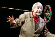 Auch im hohen Alter von 80 Jahren trainiert Dimitri, hier bei einem Auftritt im KKL im Frühling, noch täglich drei Stunden. (Bild: Philipp Schmidli)