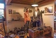 Silvia Haselbeck und Erich Langjahr vor den alten Schumacher-Utensilien in ihrem Museum. (Bild: Roger Grütter (Root, 24. Oktober 2017))