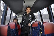 FCL-Nachwuchsleiter Laurent Prince mit U-18-Junior Daniel Schrecker (sitzend) im noch aufzurüstenden Juniorenbus. (Bild Corinne Glanzmann/Neue LZ)