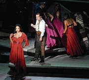Da versucht gerade Escamillo (Daniel Johansen) die schöne Carmen (Gaelle Arquez) zu beeindrucken. (Bild: Karl Forster)
