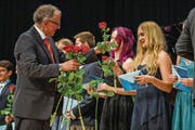 Rektor Victor Baumann überbringt den Maturi und Maturae Blumen und Zeugnisse. (Bild: Philipp Schmidli (Willisau, 23. Juni 2017))