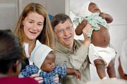 Melinda und Bill Gates 2003 beim Besuch eines Malaria Spitals in Afrika. (Bild: Keystone Hrusa)