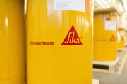 Sika expandiert weiter. Auf dem Bild: Fässer in Düdingen. (Bild: Christian Beutler / Keystone (4. Dezember 2014))