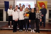 Die ausgezeichneten Sportlerinnen und Sportler: (hinten, von links) Catarina Bieler, Gian Fehlmann, Luca Schuler, Silvia Buholzer-Lustenberger, Roland Eggspühler, Stefan Lustenberger, Michael Fritz, (vorne, von links) Valentina Brun, Eva Schneider, Jeanne Wildisen, Paciane Bo Studer und Sina Enzmann. (Bild: PD)
