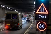 Verkehr im Gotthard-Strassentunnel. (Bild: Keystone)