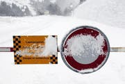 Wenn eine Strasse im Kanton Uri wegen Lawinengefahr gesperrt ist, informiert ein SMS die Bevölkerung. (Archivbild Keystone)