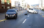Eine Autofahrerin geriet auf der Luzernerstrasse zwischen Luzern und Ebikon aus noch ungeklärten Gründen auf die Gegenspur und kollidierte dort mit einem entgegenkommenden Auto. (Bild: PD)