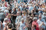 Trotz Sorgen lassen sich die Schweizer ihre Stimmung nicht verderben: Paare bei der Pro-Senectute-Veranstaltung «Tanzen auf dem Bundesplatz». (Bild: Peter Schneider/Keystone (29. August 2010))