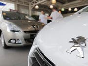 Peugeot-Wagen in einem Verkaufsraum in Frankreich. (Archivbild: Guillaume Horajuelo/EPA)