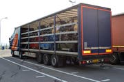Der schwer überladene LKW in Stans: Vier Maschinen mit je 3,7 Tonnen. Das ist eindeutig zu viel für den LKW. (Bild: Kantonspolizei Nidwalden)