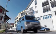 Die CVP schlägt vor, unter anderem auch auf der Alten Landstrasse das Tempo zu drosseln.Bild: Werner Schelbert (Menzingen, 27. März 2017)