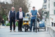 Von links: Michael Suter (IG Arbeit), Franz Stalder (Präsident City-Vereinigung) Franc Milici (Fahrer der IG Arbeit). Sie wollen gemeinsam den Hauslieferdienst ausbauen. (Bild: Dominik Wunderli (Luzern, 21. März 2017))