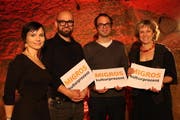 Sie nahmen die Preise für den Kanton Luzern entgegen: Marco Sieber vom Kulturkeller «im Schtei», Peter Zihlmann von «Signal! - Beromünster sendet wieder» und Ursula Hildebrand von der Sonah Theaterproduktion «Welcome to Paradise» (von links) zusammen mit Verena Randall, Projektleiterin Kulturprozent Migros Luzern (links). (Bild PD)