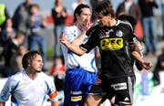 Gerardo Seoane (r.) freut sich über das 1:0. Kellerhans (l.) und Stauffer bleiben nur das Nachsehen. (Bild Keystone)