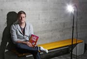 Konrad Beck mit seinem Comic «Love Town». (Bild Remo Nägeli/Neue LZ)