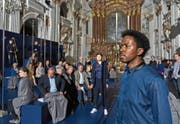 Auf Tuchfühlung mit den Akteuren: Bassist Vuyani Mlinde als ruhender Pol im «Marienvesper»-Theater in der Jesuitenkirche. (Bild: Ingo Hoehn/LF)