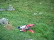 Das Motorrad erlitt beim Sturz Totalschaden. (Bild: Kantonspolizei Uri)