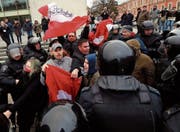Eine Handvoll Oppositioneller demonstrierte gestern auf Moskaus Strassen. Die Polizei löste den Protest auf. (Bild: Anatoly Maltsev/EPA)
