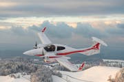 Das Testflugzeug «Centaur» auf seinem ersten Rundflug über der Zentralschweiz: Ab 2014 wird es ohne Pilot im Cockpit seine Runden drehen. (Bild: pd)