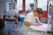 Pflegefachpersonal ist in der Schweiz weiterhin gesucht. Bild: Gaetan Bally/Keystone (Sion, 19. Februar 2009)