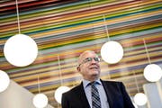Werner Steiger (64), Betriebsleiter des Betagtenzentrums Staffelnhof, hier in der Cafeteria, wird Ende Monat pensioniert. (Bild: Pius Amrein / Neue LZ)