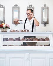 Clemens Räbsamen in seiner Chocolaterie. (Bild: Stefan Kaiser (Zug, 3. Oktober 2017))