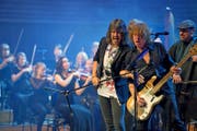 Foreigner mit dem stimmgewaltigen Frontman Kelly Hansen und das 21st Century Orchestra rockten das KKL. (Bild: Corinne Glanzmann (20. Mai 2017))