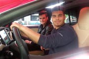 Gentijan und Daniele (rechts) sitzen im Tesla Probe. (Bild Martina Medic)