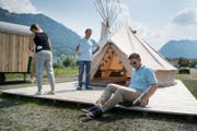 Markus Barmettler, Leiter des TCS Camping Buochs (links) und Cédric Schoch vom TCS vor einem Tippi. (Bild: Corinne Glanzmann (Buochs, 21. Juni 2017))