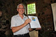 Der Präsident der ausgezeichneten IG Pro Kastanie Zentralschweiz, Josef Waldis, hält die Urkunde für den Umweltpreis 2016 der Albert Koechlin Stiftung in den Händen.